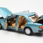 Mercedes 230E W124 Beryl Metallic Édition Concessionnaire Norev 1:18 B66040698 - image 5 of 8
