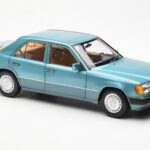 Mercedes 230E W124 Beryl Metallic Édition Concessionnaire Norev 1:18 B66040698 - image 6 of 8