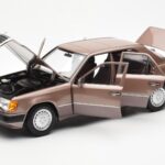 Mercedes 230E W124 Rosewood Metallic Édition Concessionnaire Norev 1:18 B66040697 - image 2 of 8