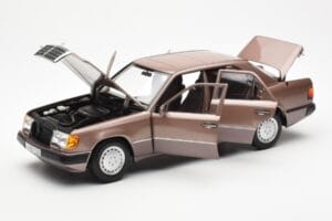 Mercedes 230E W124 Rosewood Metallic Édition Concessionnaire Norev 1:18 B66040697 Métal Moulé — image 2 sur 8