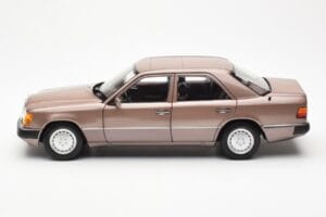 Mercedes 230E W124 Rosewood Metallic Édition Concessionnaire Norev 1:18 B66040697 Métal Moulé — image 4 sur 8