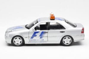 Mercedes C-Class W202 AMG Medical Car F1 1997 UT Models 1:18 26106 Métal Moulé — image 3 sur 6