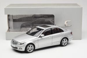 Mercedes C-Class W204 Avantgarde Argent AUTOart 1:18 B66962368 Métal Moulé — image 8 sur 8