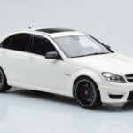 Mercedes C63 AMG W204 Blanc GT Spirit 1:18 - image 4 of 6