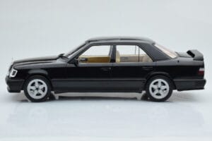 Mercedes E-Class W124 Tuning Noir MCG 1:18 MCG18341 Métal Moulé — image 3 sur 6