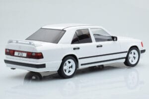 Mercedes E-Class W124 Tuning Blanc MCG 1:18 MCG18343 Métal Moulé — image 2 sur 6