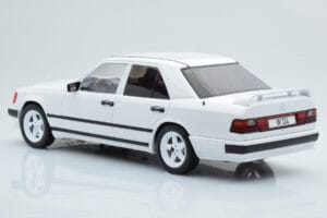 Mercedes E-Class W124 Tuning Blanc MCG 1:18 MCG18343 Métal Moulé — image 5 sur 6