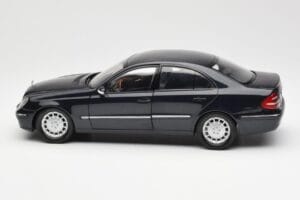 Mercedes E-Class W211 Bleu Métallisé Kyosho 1:18 B66962147 Métal Moulé — image 4 sur 8