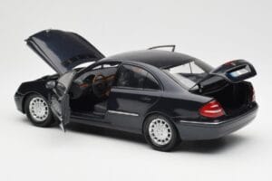 Mercedes E-Class W211 Bleu Métallisé Kyosho 1:18 B66962147 Métal Moulé — image 5 sur 8
