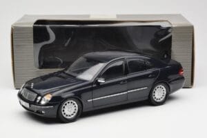 Mercedes E-Class W211 Bleu Métallisé Kyosho 1:18 B66962147 Métal Moulé — image 8 sur 8