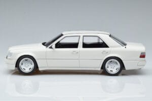 Mercedes E60 AMG W124 Blanc Otto 1:18 B66040640 Résine — image 3 sur 6