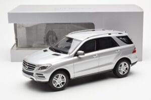 Mercedes M-Class W166 Iridium Argent Métallique Minichamps 1:18 B66960064 Métal Moulé — image 8 sur 8