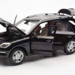 Mercedes M-Class W166 Obsidian Noir Métallique Minichamps 1:18 B66960063 - image 2 of 8