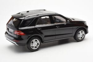 Mercedes M-Class W166 Obsidian Noir Métallique Minichamps 1:18 B66960063 Métal Moulé — image 3 sur 8