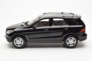 Mercedes M-Class W166 Obsidian Noir Métallique Minichamps 1:18 B66960063 Métal Moulé — image 4 sur 8