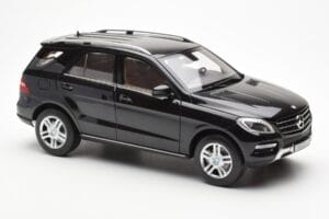 Mercedes M-Class W166 Obsidian Noir Métallique Minichamps 1:18 B66960063 Métal Moulé — image 6 sur 8