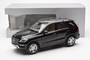 Mercedes M-Class W166 Obsidian Noir Métallique Minichamps 1:18 B66960063 Métal Moulé — image 8 sur 8