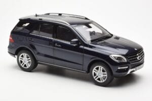 Mercedes M-Class W166 Tansanite Bleu Métallique Minichamps 1:18 B66960065 Métal Moulé — image 6 sur 8