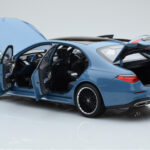 Mercedes S-Class W223 Vintage Bleu Norev 1:18 - image 4 of 7