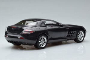 Mercedes SLR McLaren Noir CMC 1:18 M-045F Métal Moulé — image 3 sur 10