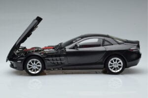 Mercedes SLR McLaren Noir CMC 1:18 M-045F Métal Moulé — image 4 sur 10
