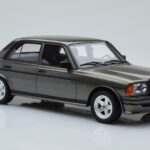Mercedes W123 AMG 280 Gris Otto 1:18 - image 4 of 6