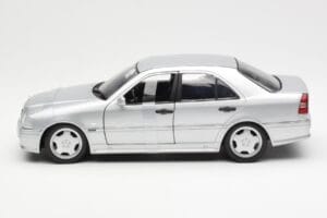 Mercedes C36 AMG W202 Argent UT Models 1:18 180035000 Métal Moulé — image 3 sur 6