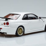 Nissan Skyline GT-R R34 Nismo Z-Tune Blanc MotorHelix 1:18 - image 3 of 11