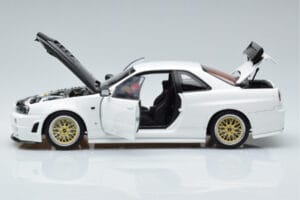 Nissan Skyline GT-R R34 Nismo Z-Tune Blanc MotorHelix 1:18 M83407 Métal Moulé — image 4 sur 11