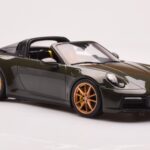 Porsche 911 992 Targa 4S Vert Olive GT Spirit 1:18 - image 4 of 6