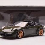 Porsche 911 992 Targa 4S Vert Olive GT Spirit 1:18 - image 6 of 6