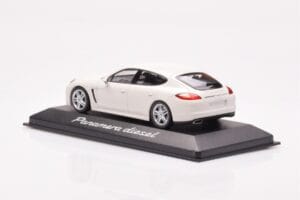 Porsche Panamera 970 Diesel Carrara Blanc Minichamps 1:43 WAP0200090C Métal Moulé — image 3 sur 4