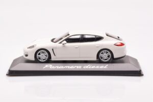 Porsche Panamera 970 Diesel Carrara Blanc Minichamps 1:43