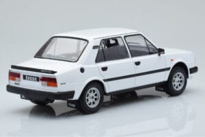 Skoda 130 L Blanc IXO 1:18 18CMC158 Métal Moulé — image 2 sur 6