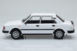 Skoda 130 L Blanc IXO 1:18 18CMC158 Métal Moulé — image 3 sur 6