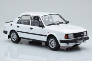 Skoda 130 L Blanc IXO 1:18 18CMC158 Métal Moulé — image 4 sur 6