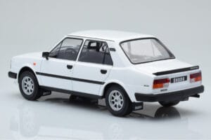Skoda 130 L Blanc IXO 1:18 18CMC158 Métal Moulé — image 5 sur 6