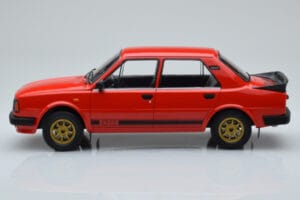 Skoda 130 LR Rouge IXO 1:18 18CMC159 Métal Moulé — image 3 sur 6