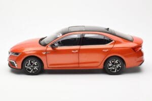 Skoda Octavia Pro Orange FAW 1:18 ZMR000006ORA Métal Moulé — image 4 sur 8