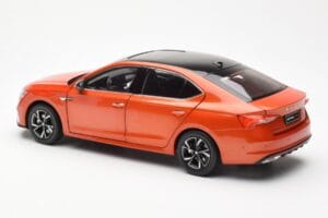 Skoda Octavia Pro Orange FAW 1:18 ZMR000006ORA Métal Moulé — image 7 sur 8