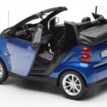 Smart Fortwo 451 Cabrio Bleu & Noir Minichamps 1:18 - image 5 of 8