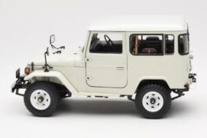 Toyota Land Cruiser FJ40 Van Blanc Kyosho 1:18 08971W Métal Moulé — image 4 sur 8