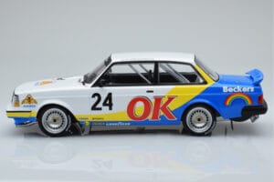 Volvo 240 Turbo Beckers #24 P.G. Andersson Nurburgring 1985 IXO 1:18 18RMC105A Métal Moulé — image 3 sur 6