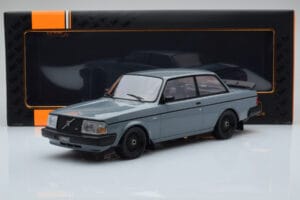 Volvo 240 Turbo Gris IXO 1:18 18CMC089 Métal Moulé — image 6 sur 6