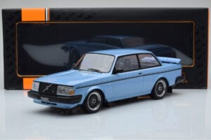 Volvo 240 Turbo Bleu Clair IXO 1:18 18MCC090 Métal Moulé — image 6 sur 6