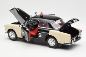 Volvo P121 Police Revell 1:18 8904 Métal Moulé — image 5 sur 8