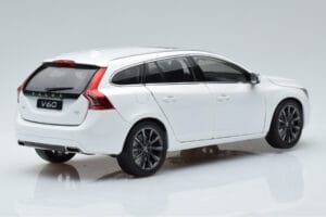 Volvo V60 D3 Crystal Blanc FAW 1:18 9430840 Métal Moulé — image 3 sur 7