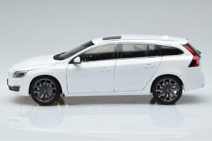 Volvo V60 D3 Crystal Blanc FAW 1:18 9430840 Métal Moulé — image 4 sur 7
