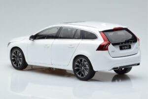 Volvo V60 D3 Crystal Blanc FAW 1:18 9430840 Métal Moulé — image 6 sur 7