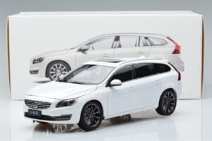 Volvo V60 D3 Crystal Blanc FAW 1:18 9430840 Métal Moulé — image 7 sur 7